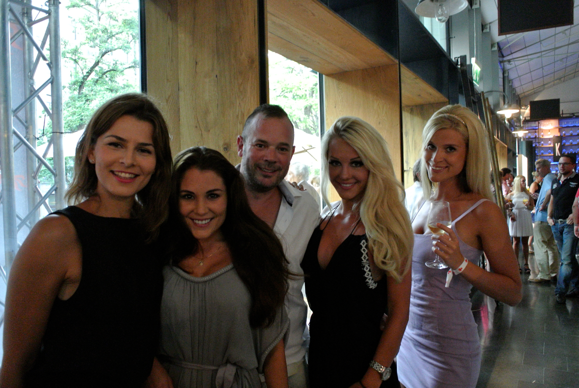 Hahn im Korb ist Patrick mit den Playmates Sabrina Marie, Daniela Vidas, Daniela Sudau und Anna Maria Kagerer (v.l.)