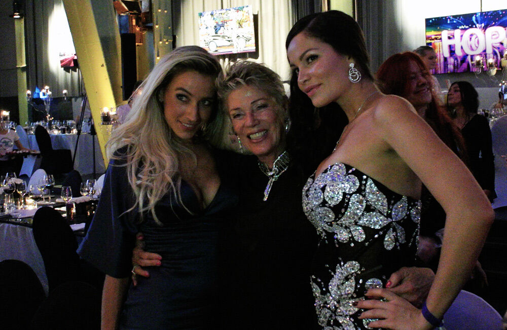Drei Ball-Beauties im Kesselhaus: Herrenausstatter-First Lady Carmen Hirmer (Mitte), Mary-Ann Wahl und Miringa Kischl (l.)