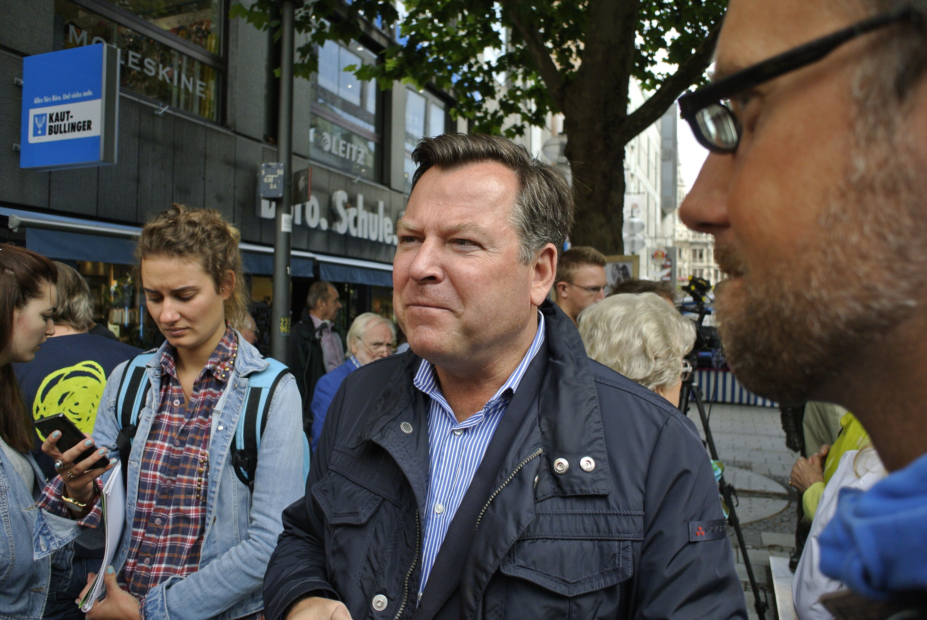 Münchens beliebtester Bürgermeister Josef Schmid beim Sigi-Sommer-Jubiläum am Denkmal des weißblauen Poeten.