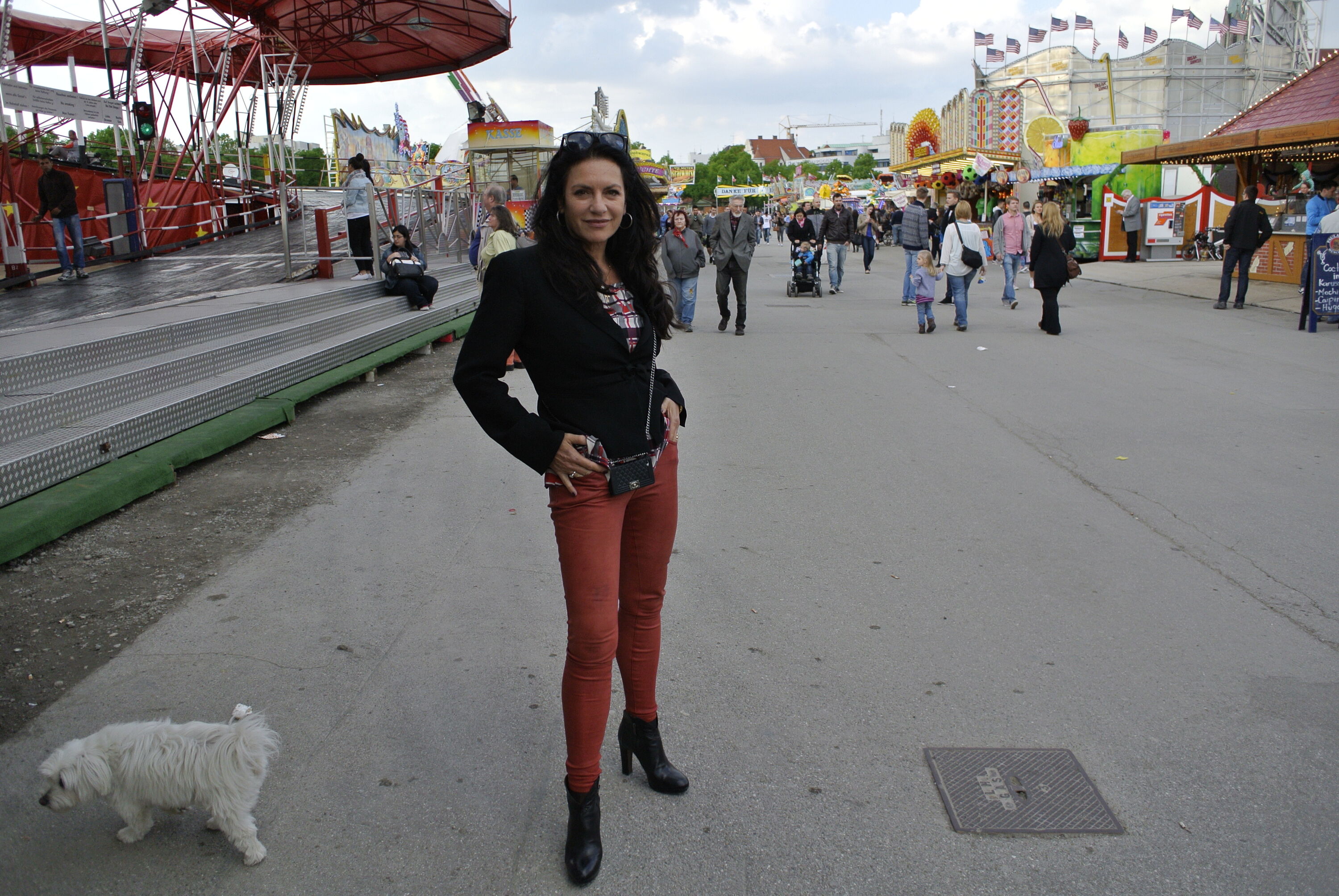 Filmstar Christine Neubauer in ihrer windschnittigen Lederhose auf dem Münchner Frühlingsfest.