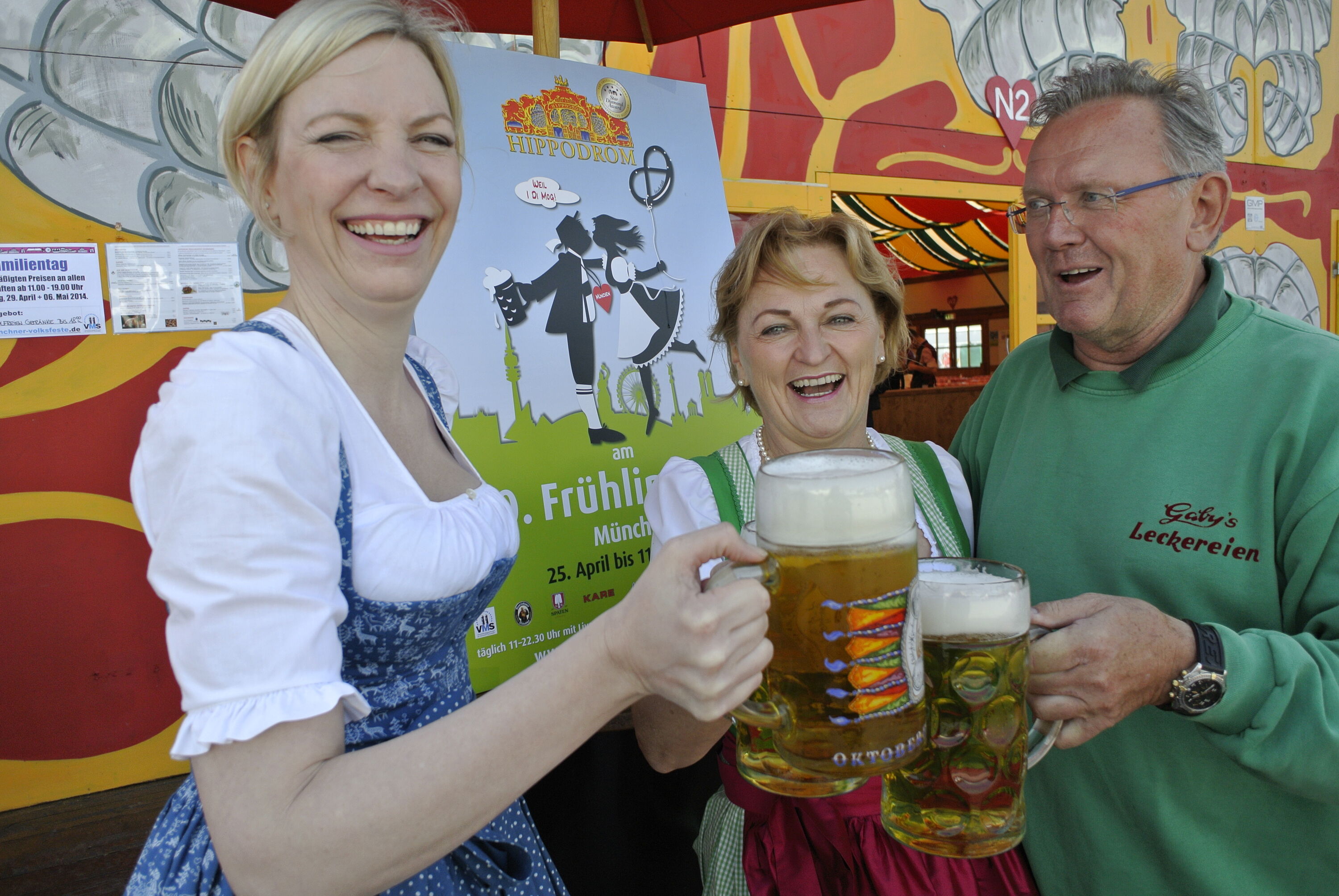 Die feschen Hippodrom-Wirtinnen Tina Krätz (li.)und ihre Schwägerin, Schwester von Entertainer-Gastronom Sepp Krätz mit Ali Bräu.