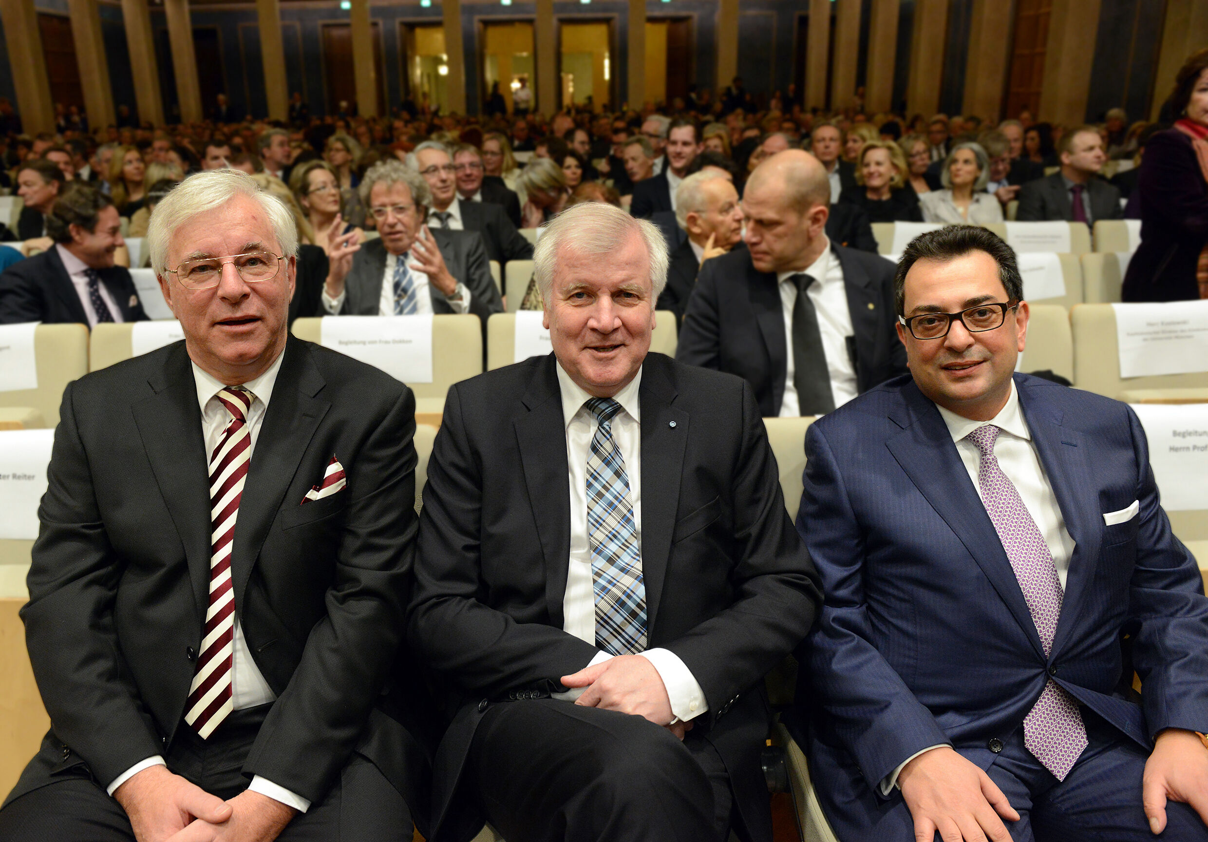 Gala im Herkulessaal: Bayerns Premier Horst Seehofer, Veranstalter Stavros Kostantinidis (r.) und Krankenhaus-Chef Prof. Dr. Walter Jauch (Großklinikum Großhadern)