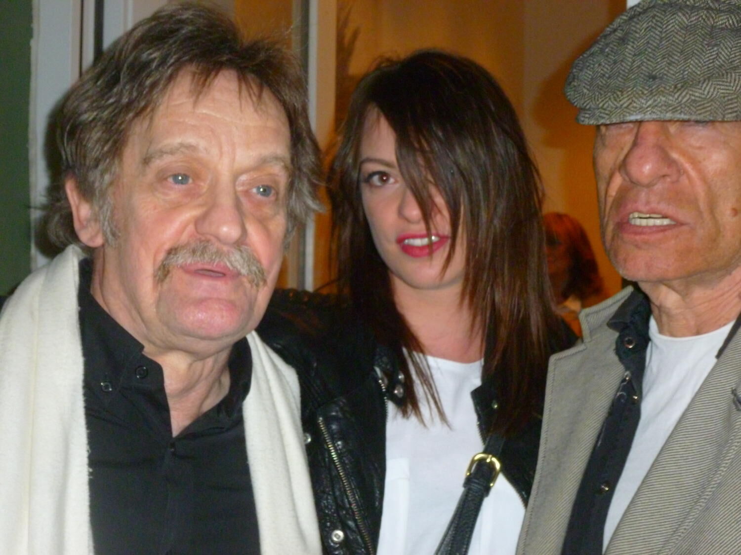 Crash-Kunst im Westend: Künstler Theo (l.) mit Uschis Nichte Jelina Obermaier und Kult-Regisseur Klaus Lemke.