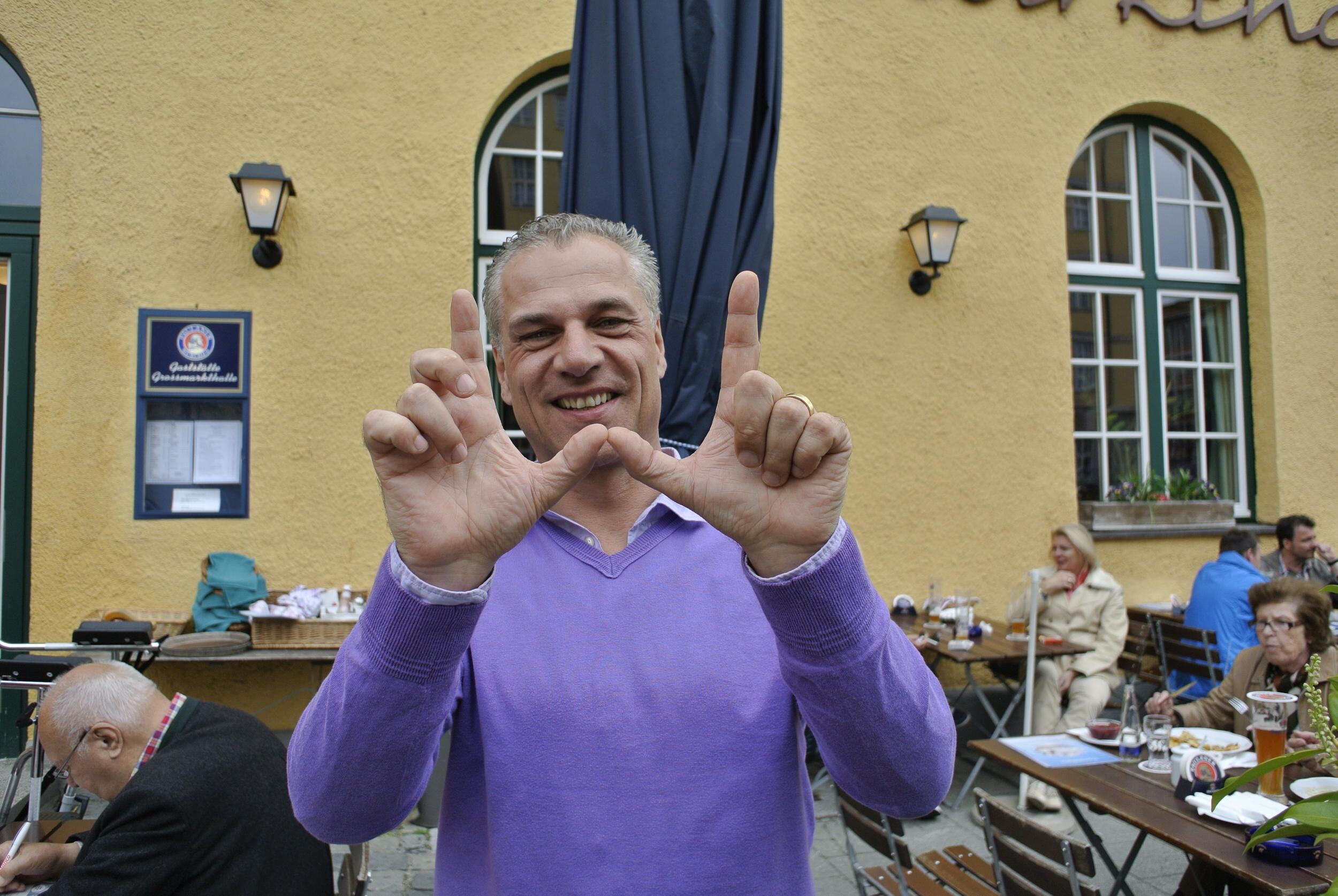 Jetzt mit eigenem Sender: Hendrik Hey ("Welt der Wunder") vor der Münchner Großmarkt-Gaststätte.