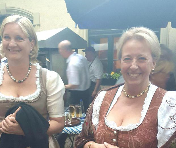 Politiker-Ehefrau Eva Gauweiler und "Dallmayr"-First-Lady Marianne Wille ( l.).