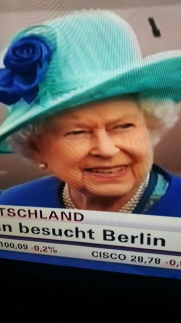 Sie lächelt und lächelt am ersten Tag: Die englische Königin Elizabeth II in Berlin