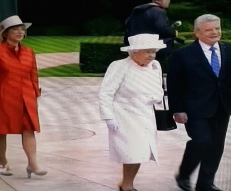 Empfang des Bundespräsidenten: Joachim Gauck mit Queen und dahinter seine Freundin Daniela Schadt.