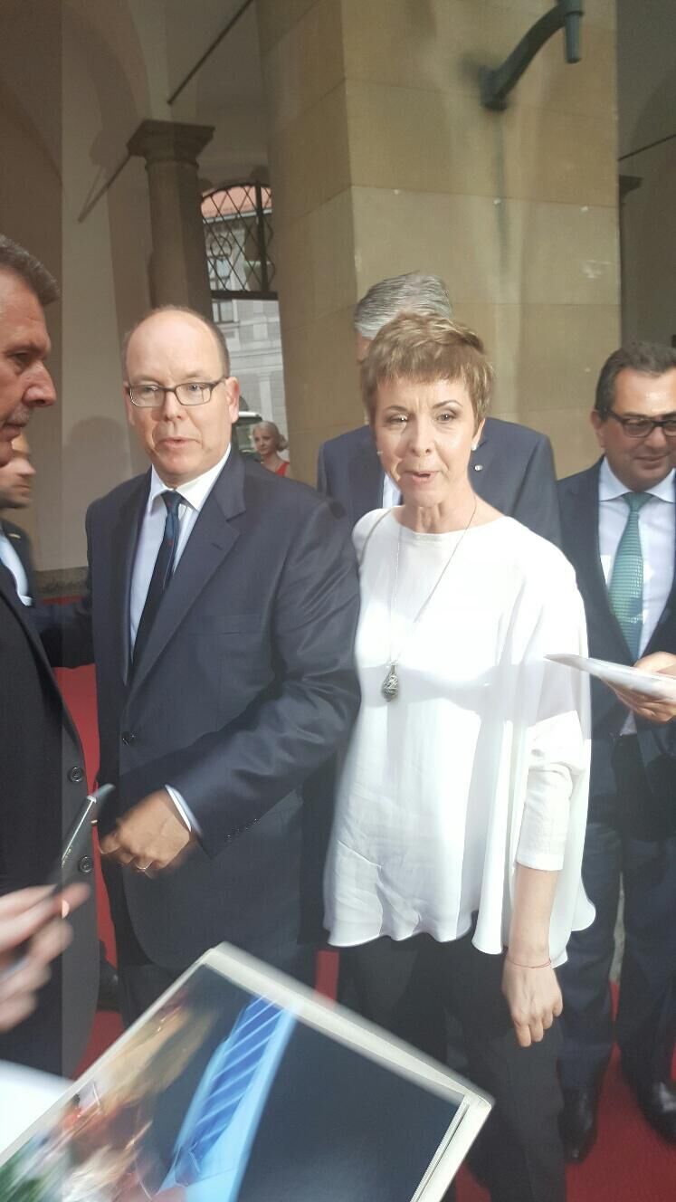 Blitzbesuch von Fürst Albert von Monaco, hier mit seiner deutschen Beraterin Sabine Ferber , dahinter Gala-Co-Gastgeber Stavros Kostatinidis (r.)