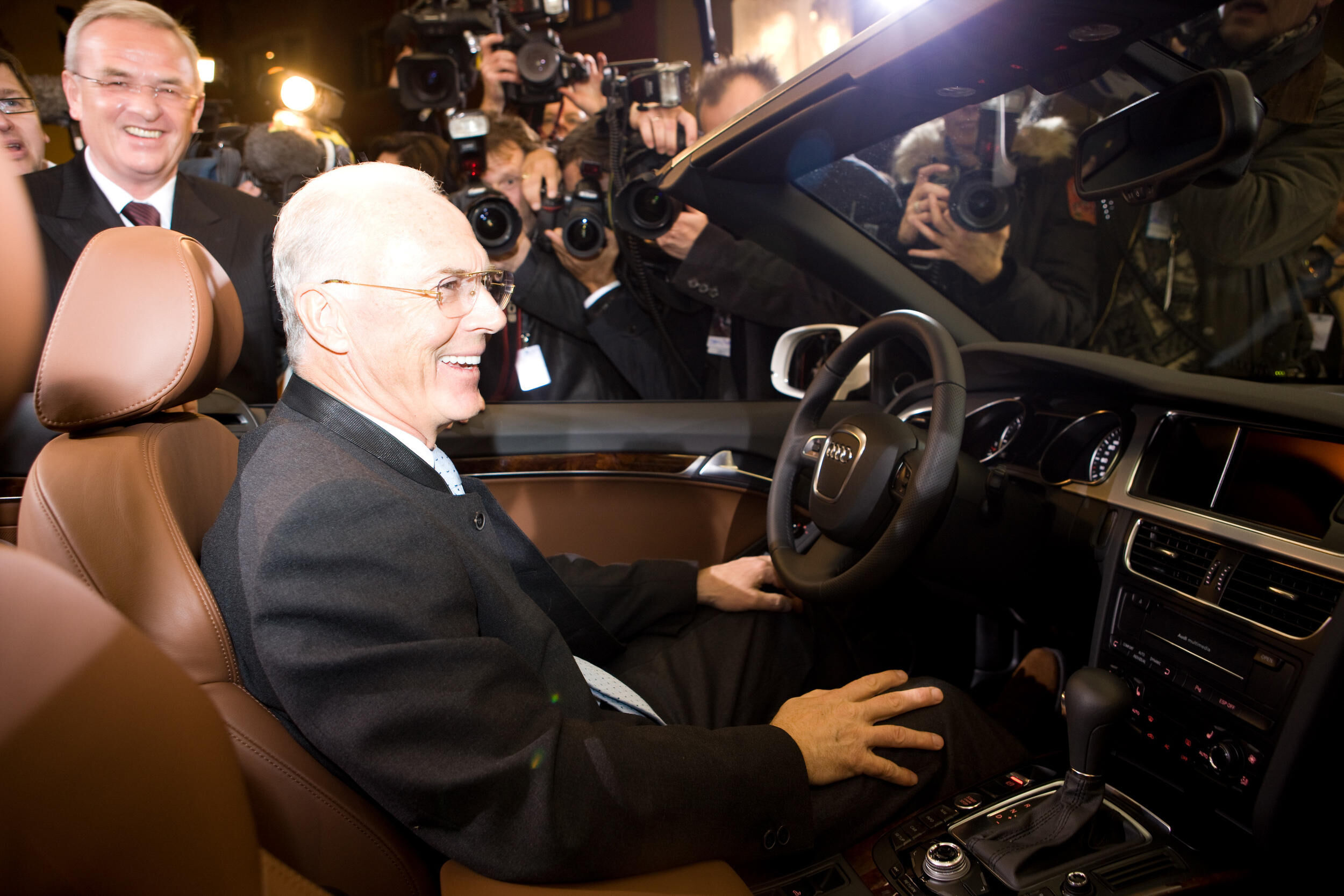 Sonst sieht man den Kaiser (dahinter VW-Big-Boss Martin Winterkorn) immer gut gelaunt, aber seit einem Jahr musste er das härteste Jahr in seinem Leben ertragen, als es Wahrheit wurde, dass sein Sohn Stephan mit 46 Jahren sterben muss.