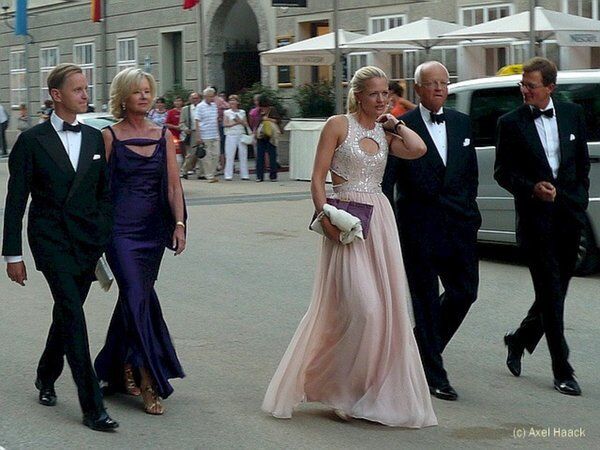 Gräfin Charlotte von Bismarck (l.), in Begleitung des Entertainers Max Raabe.