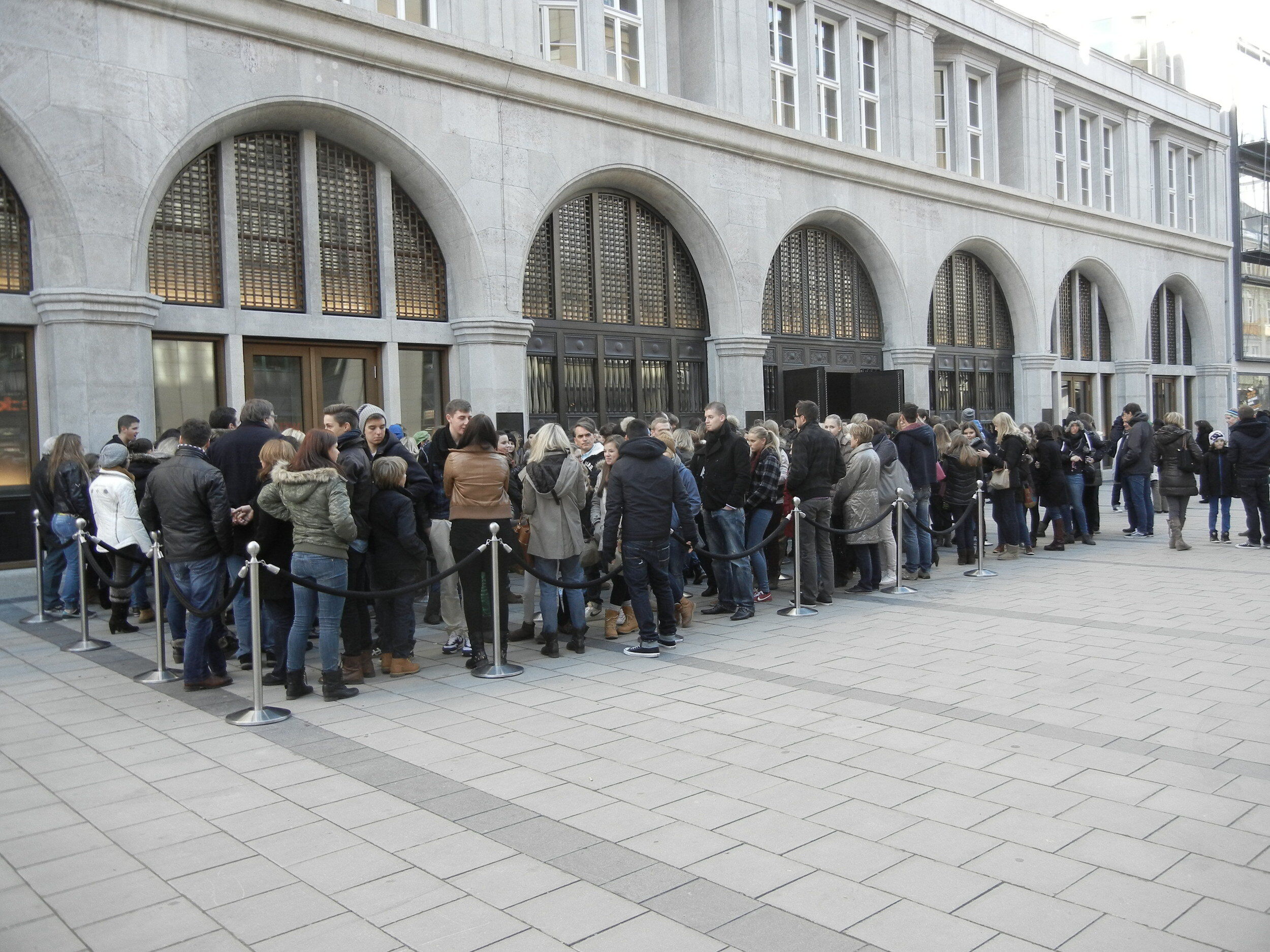 Auf dem bereits abgewürgten Teil der Sendlinger Strasse: Käufer stehen Schlange vor dem amerikanischen Modeshop Abercrombie & Fitch,