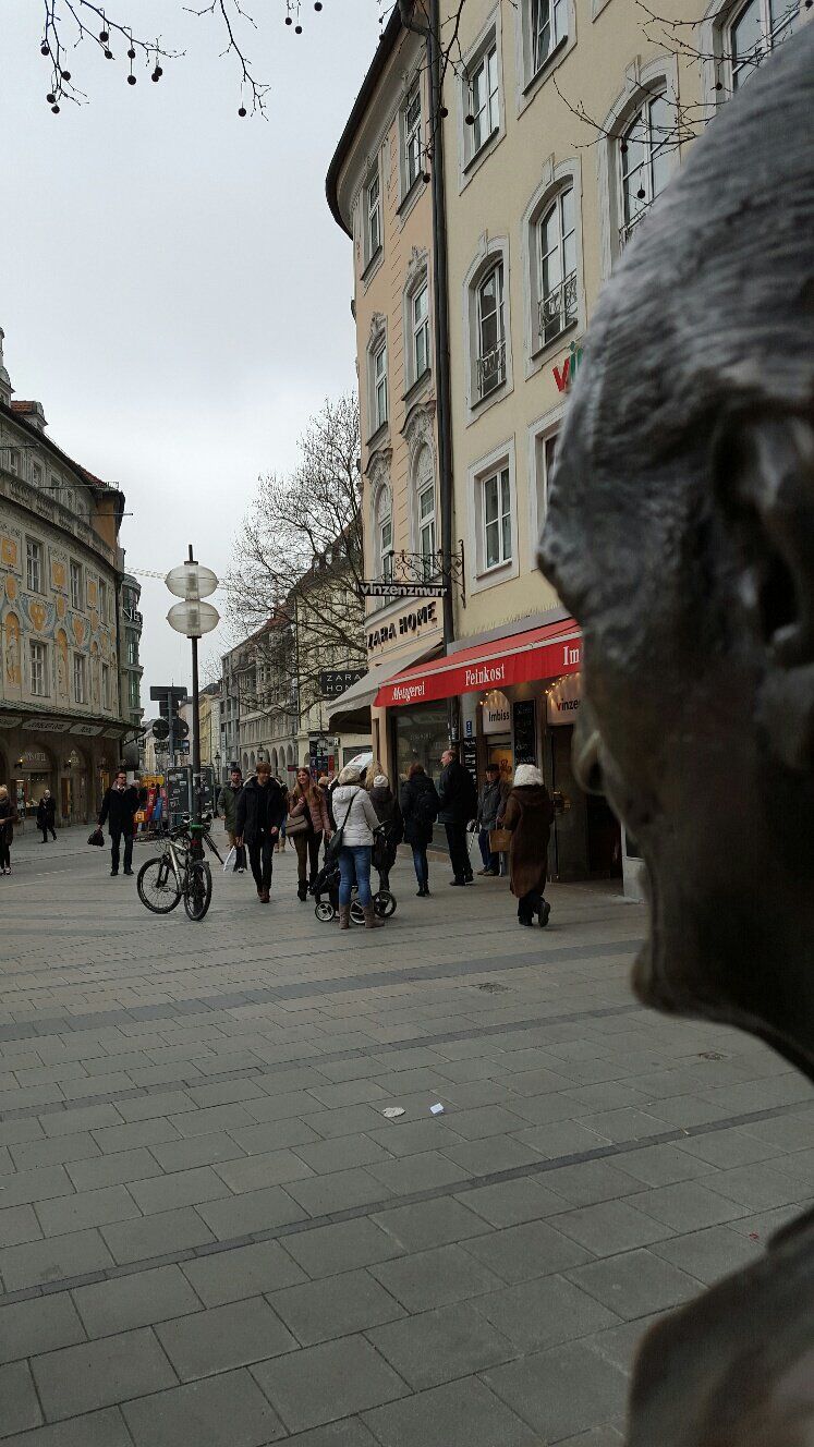 Blick auf die Sendlinger Strasse vom Sigi-Sommer-Denkmal aus, die man nicht auf eine weitere Fußgängerzone degradieren darf.
