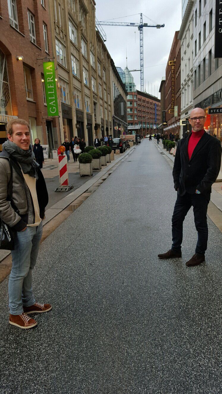 Klug: Hamburgs "Fußgänger-Zonen" haben immer eine Fahrspur. Das ist viel idealer und schöner als das Grattler-Ghetto wie sich Münchens Innenstadt-Boulevard inzwischen entwickelt hat. Rechts im Bild: der Hamburger Internet-Seiten-Designer Claas Blüher ("Revorm") und Industrie-Nachfahre Michael Mennekes (Steckdosen).