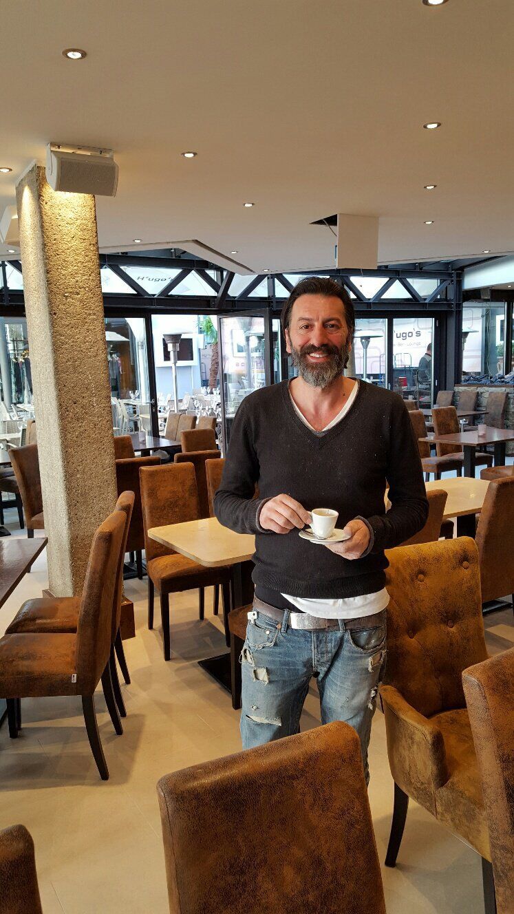 Vier Monate Bauzeit rund um die Uhr: Italo-Gastronom Ugo Crocamo in seinem Dress als "Bauleiter" im neuen "H'ugo's" in München.
