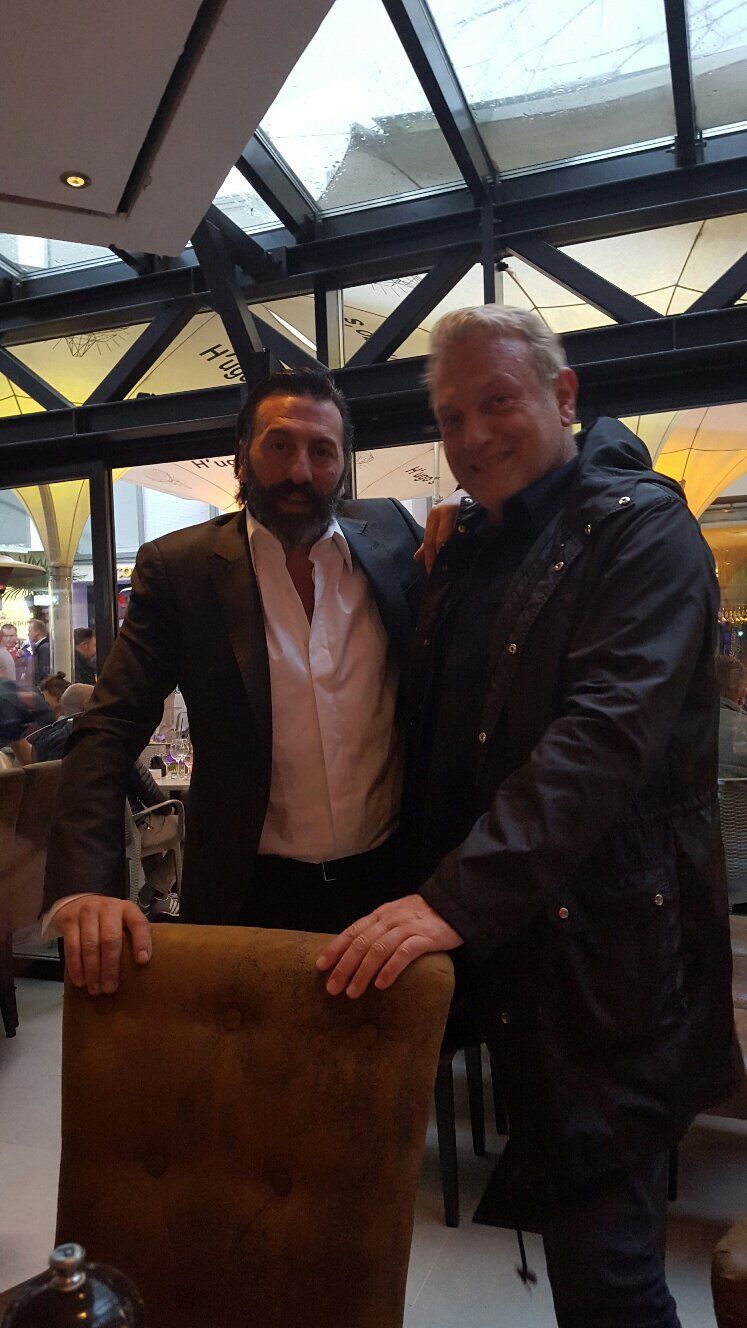 Ugo im feinen Anzug beim Soft-Opening seines neuen Ausgehlandes in der Mitte von München. Rechts Norbert, der die Lounge und Bar dirigiert.
