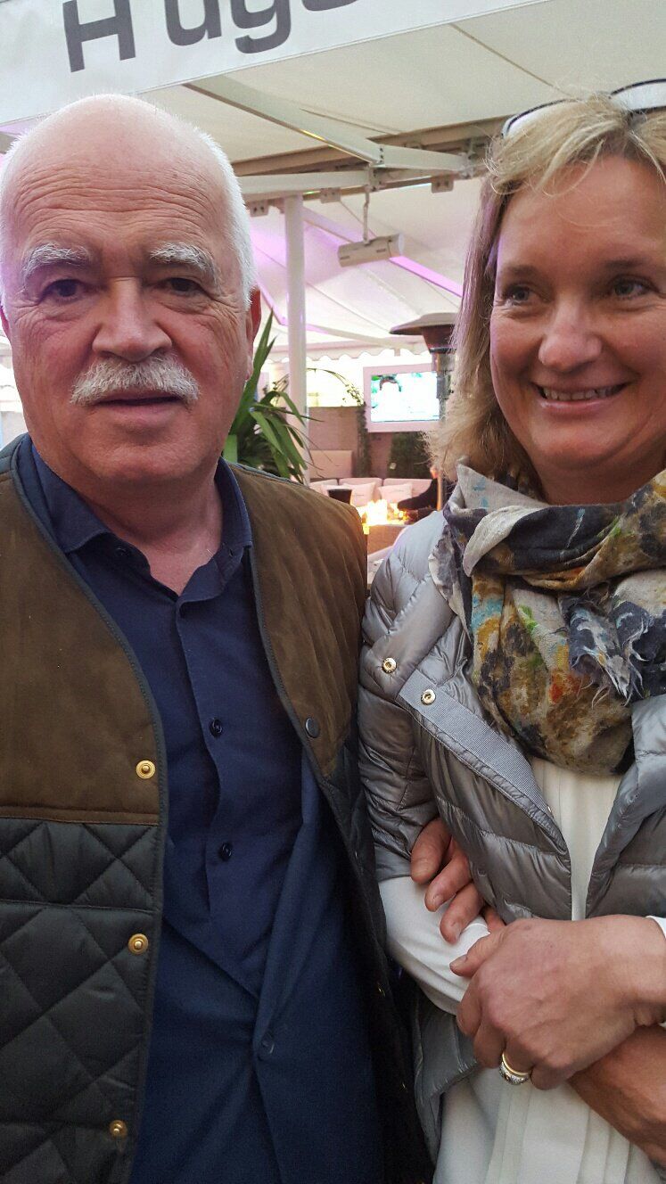 Ganz begeistert von Ugos Kreativität: Politiker Dr. Peter Gauweiler mit Frau Eva.