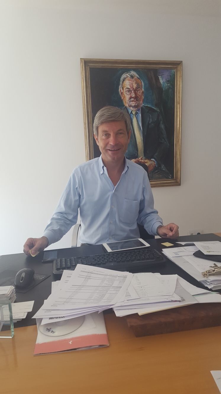 Energie-Unternehmer Christian Auer. Dahinter das Gemälde mit seinem Vater.