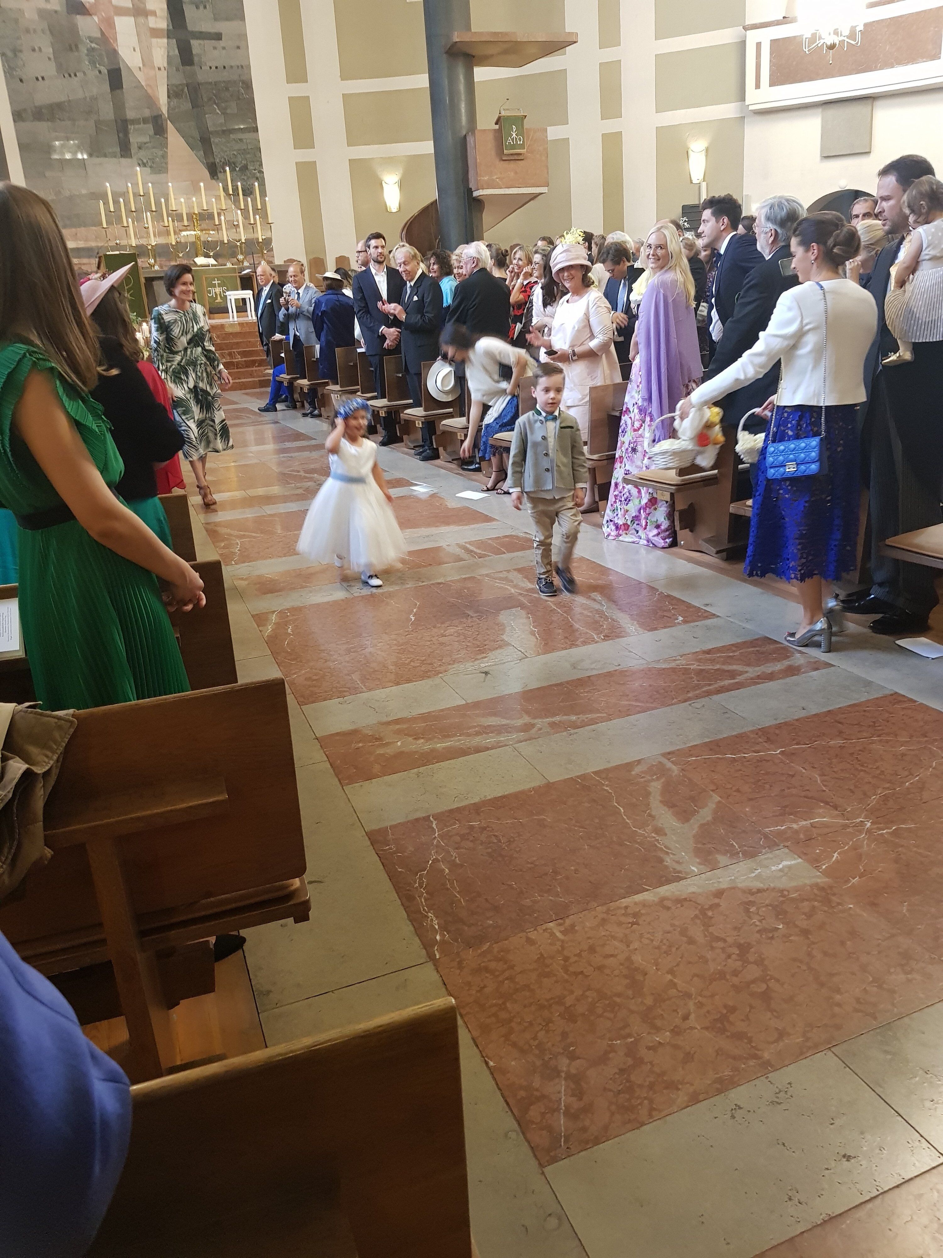 Die Kleinsten stahlen den Großen die Schau: Tipptopp gedresste Dreikäsehochs in der Kirche.