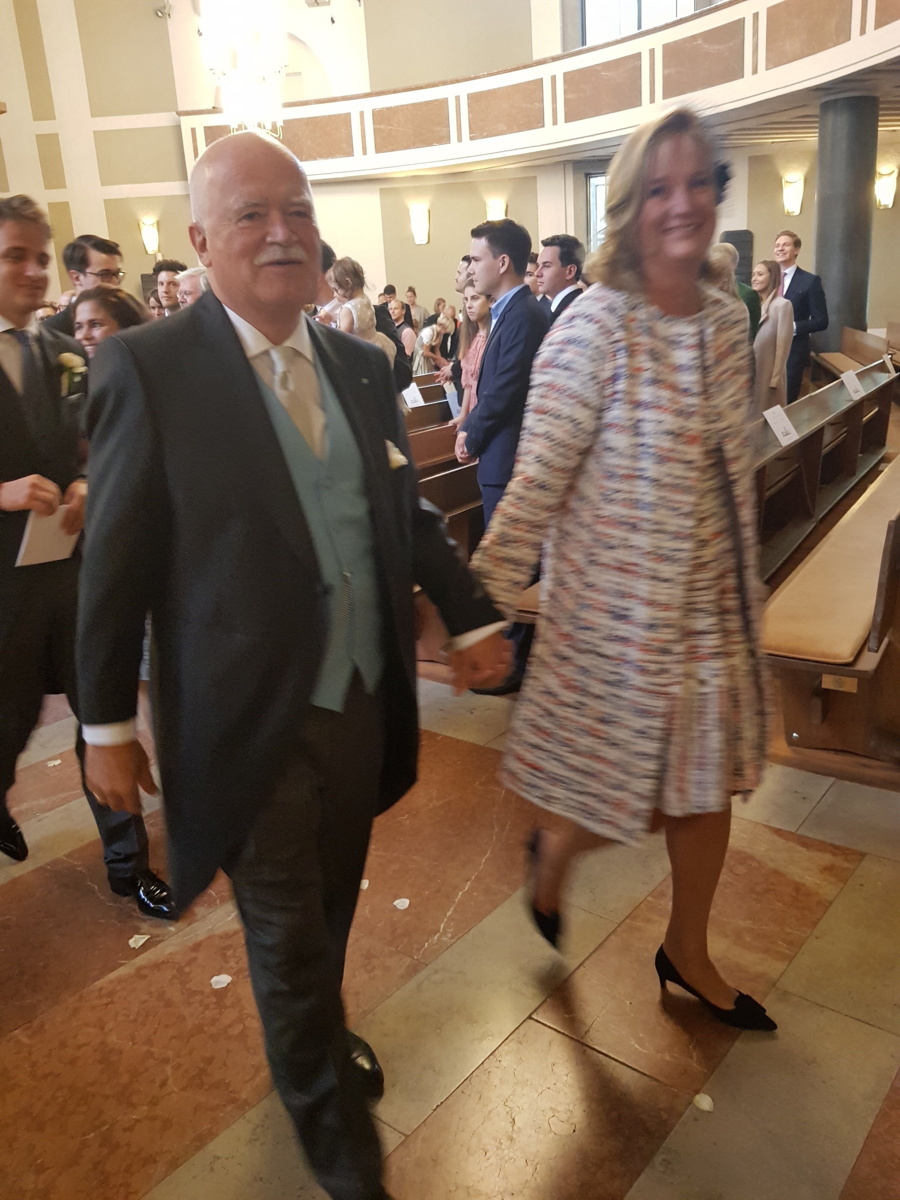 Die stolzen Eltern der Braut: Dr. Peter Gauweiler und Frau Eva beim Verlassen der Kirche.