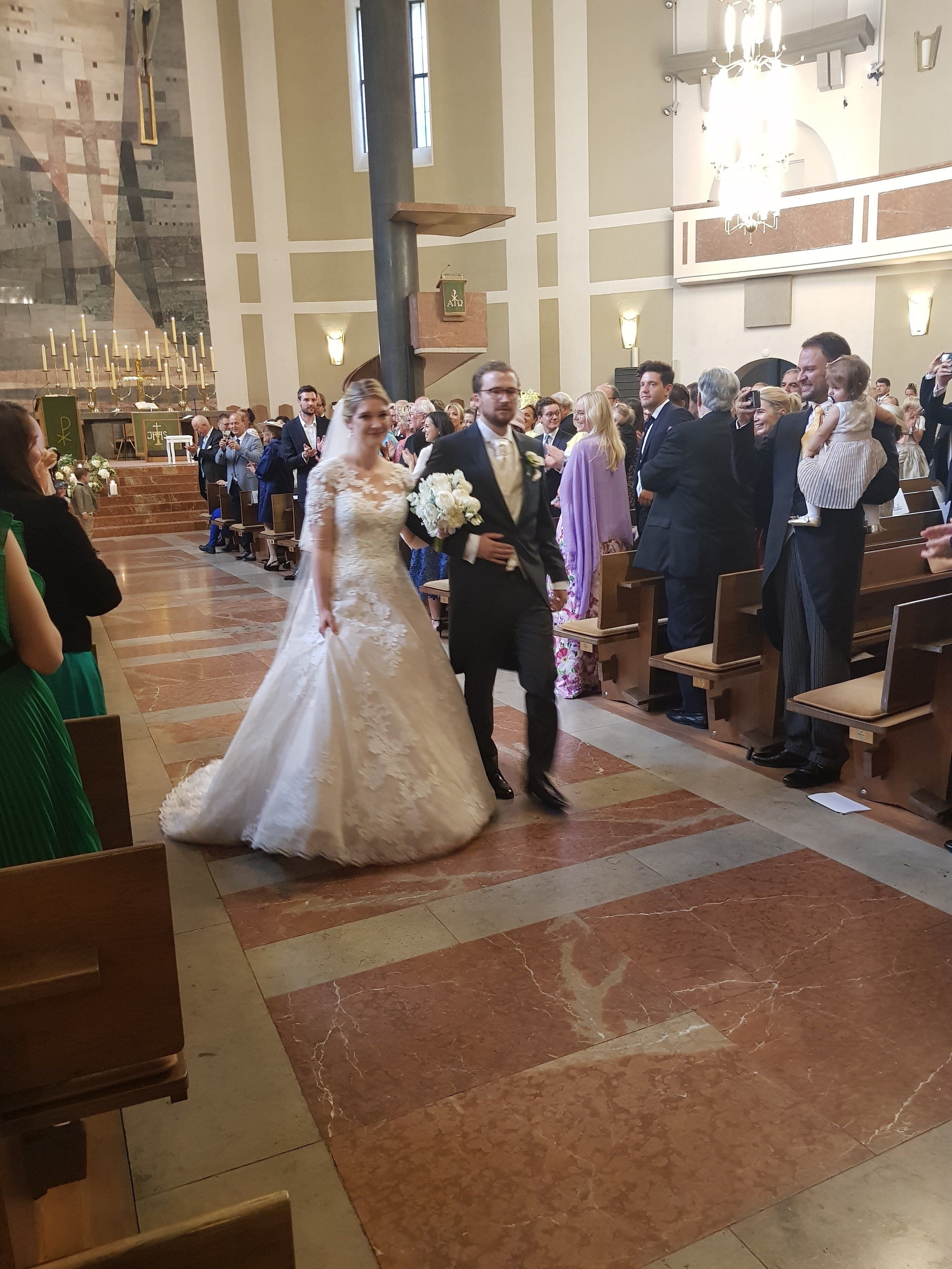 Das "Ja" ist gesprochen, das Paar verlässt die Kirche: Caroline und Moritz sind überglücklich.