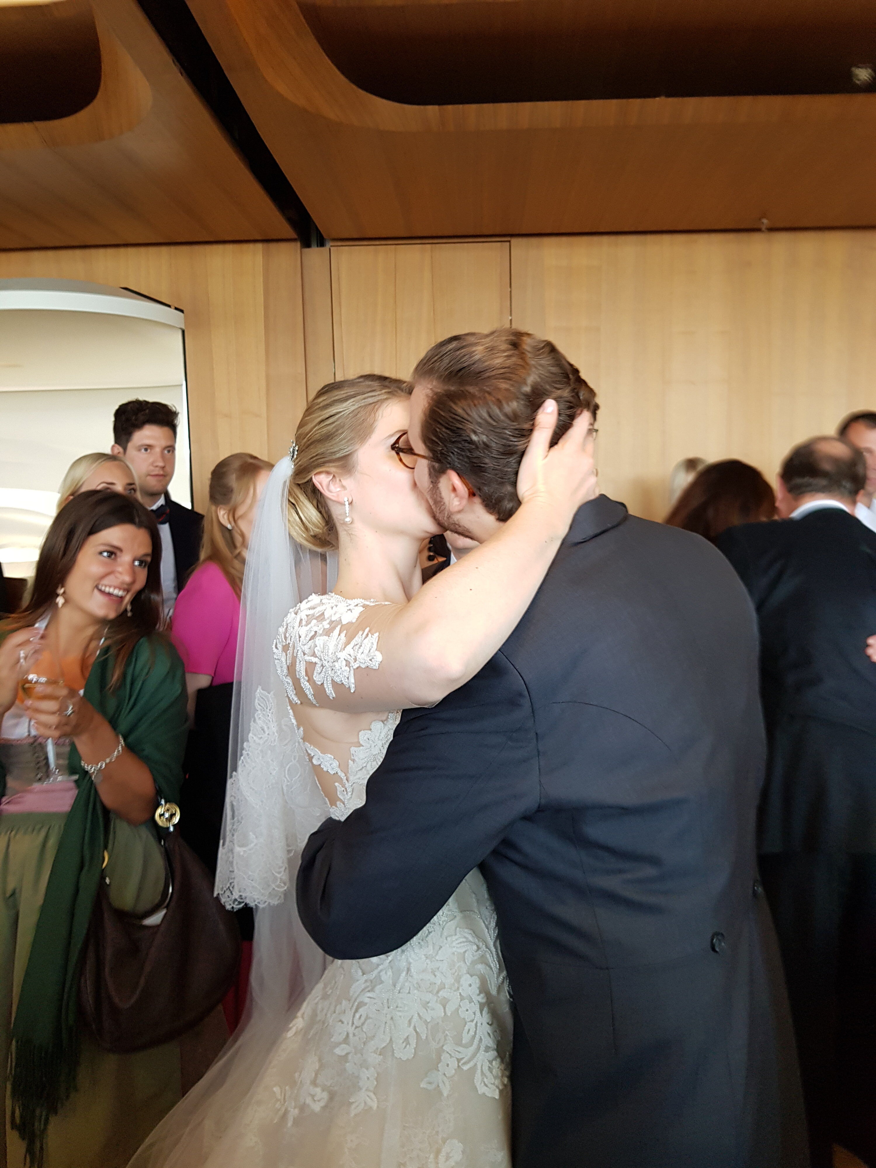 Der erste (offizielle) Kuß, bevor der Hochzeitskuchen angeschnitten wird: Moritz und Caroline auf dem Dachgarten des Hotel "Bayerischer Hof".