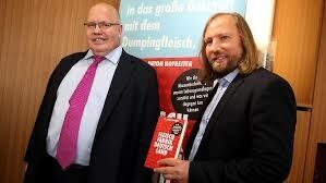 Zu zweit bei einer Buchvorstellung: Peter Altmaier und Anton Hofreiter (r.)