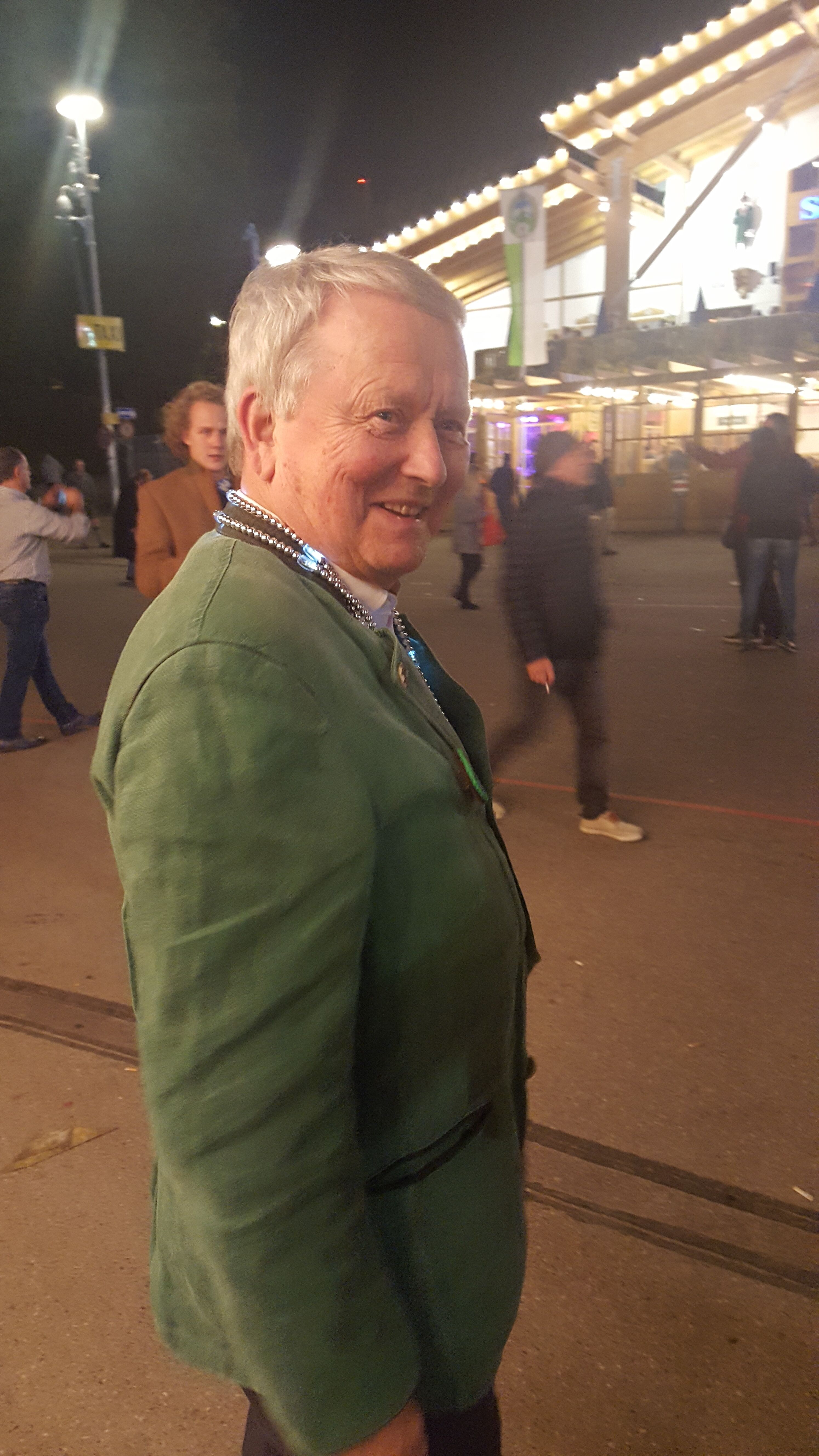 Schnell mal von Salzburg nach München gefahren, um bei dem A-Fest dabei zu sein: Sportwagenhersteller Wolfgang Porsche