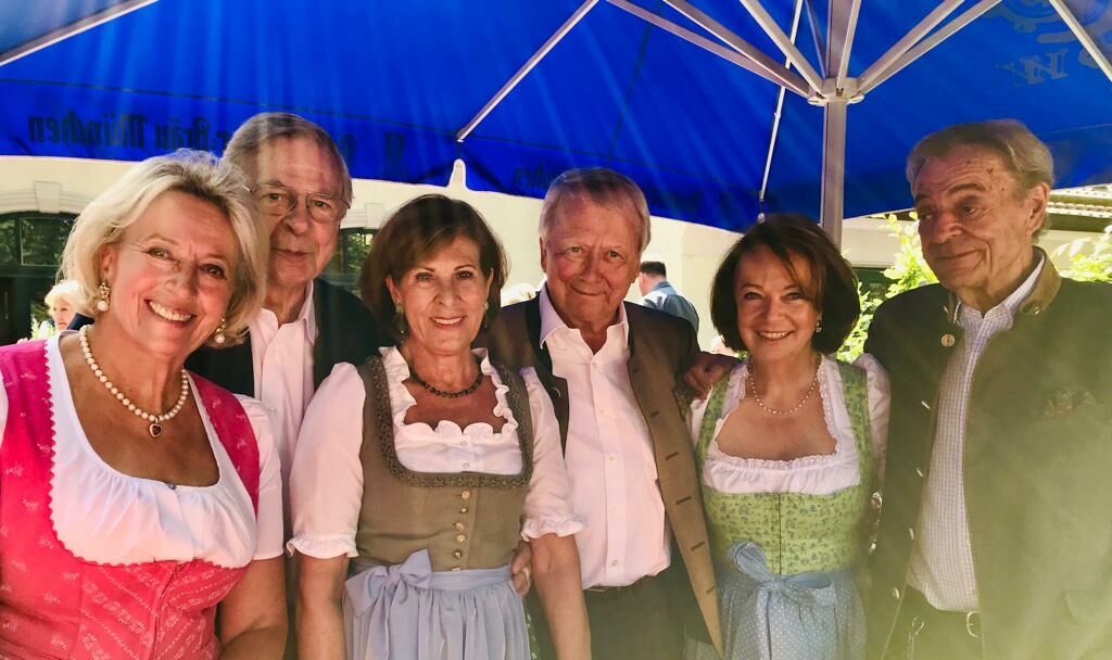 Mercedes-Geheimwaffe Karl Dersch (l.) und Sportwagenhersteller Wolfgang Porsche im Kreise gereiften Damenflors, darunter Lady "Dallmayr" Marianne Wille (l.)