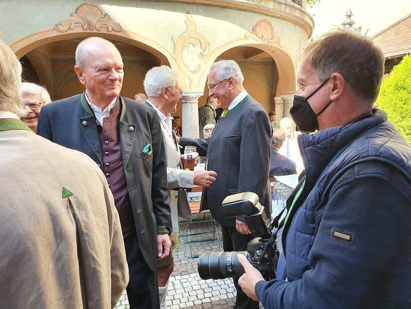 Wiesn in der City: Gastgeber Fred Langhammer (l.) und Dr. Wolfgang Pförringer (mitte) beim Begrüßen des Innenministers Joachim  Herrmann