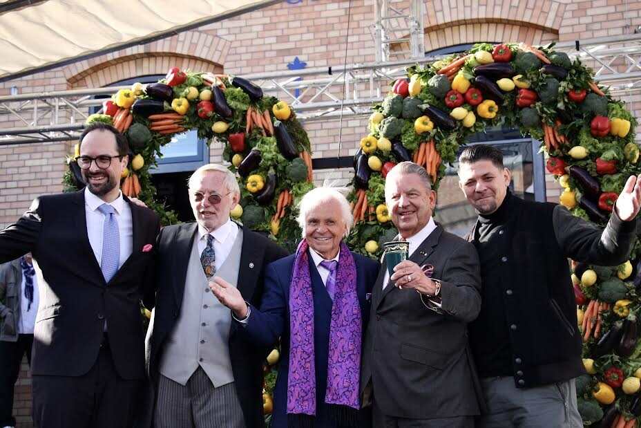 Die Gratulanten der ersten Reihe mit ihrem "80er": KPM-Hotel-Chef Tobias Berghäuser, Hans Peter Wodarz, Witzigmann, KPM-Big-Boss Jörg Woltmann, TV-Koch Tim Mälzer (v.l.)
