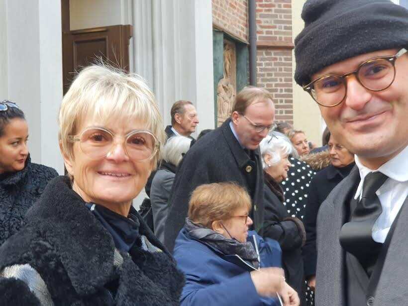 In tiefer Trauer: Bayerns heimliche Queen, Fürstin Gloria von Thurn und Taxis, und ihr Sohn, Fürst Albert von Thurn und Taxis, wegen der Kälte mit Käppi.