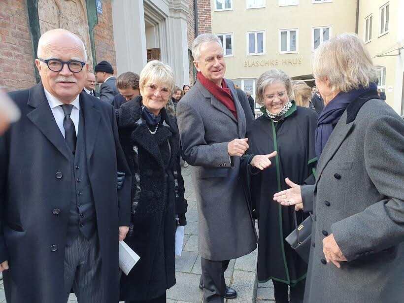 Prominenz beim Requiem: Politiker und Star-Anwalt Dr. Peter Gauweiler mit Fürstin Gloria und (r.) Prinz Leopold von Bayern.