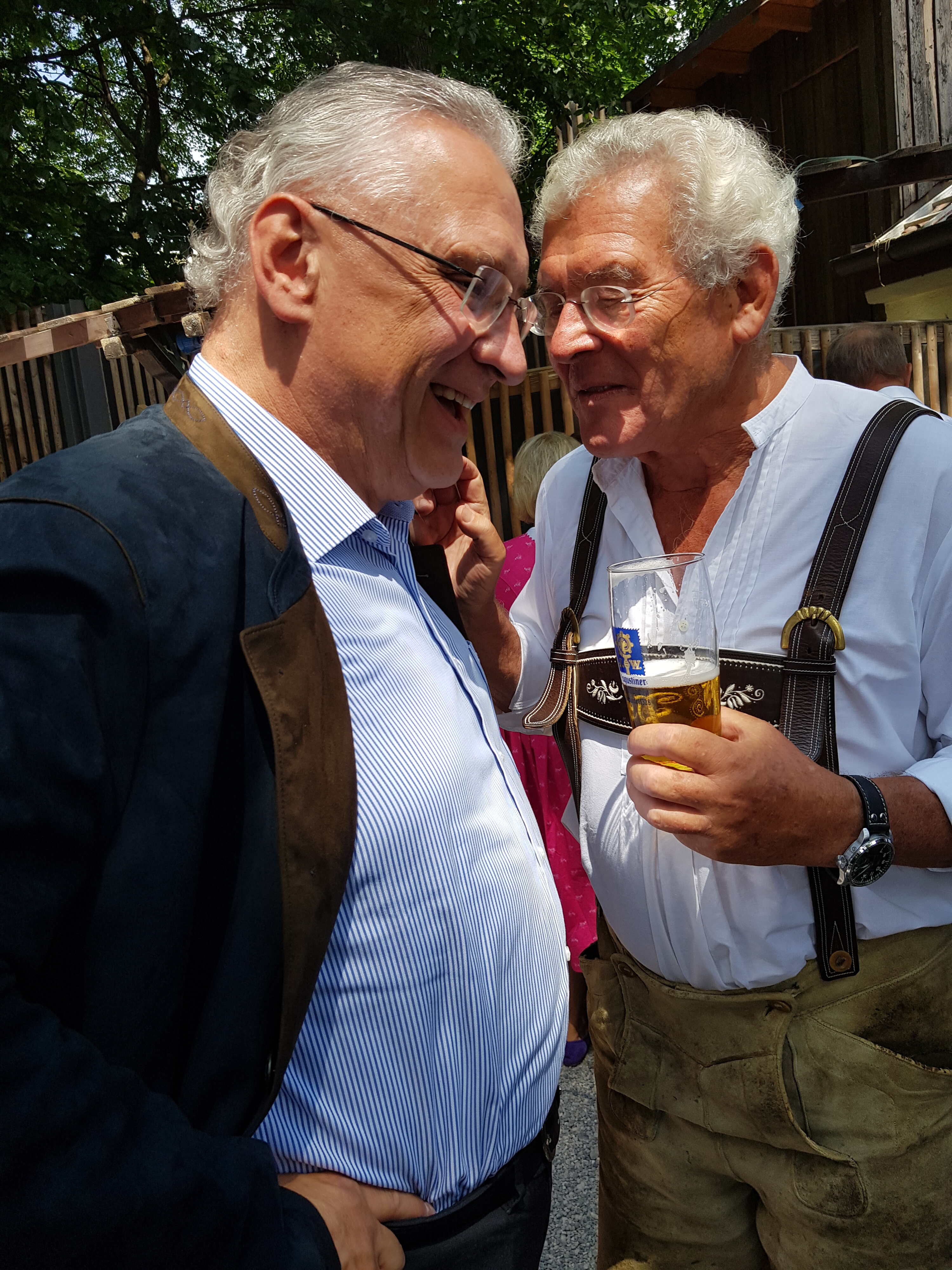 Gastgeber und prominenter Stammgast: Dr. Wolfgang Pförringer (r.) und Bayerns Innenminister Joachim Herrmann