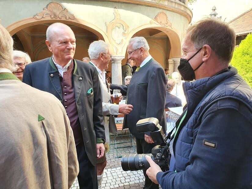 Wiesn in der City: Gastgeber Fred Langhammer (l.) und Dr. Wolfgang Pförringer (mitte) beim Begrüßen des Innenministers Joachim Herrmann