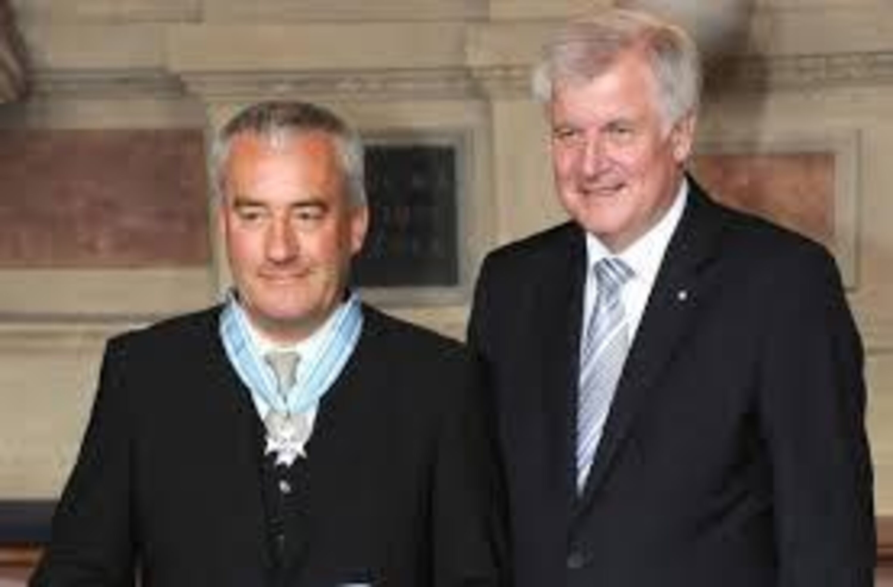 Immaterielles UNESCO-Kulturerbe: Kultusminister Dr. Ludwig Spaenle (l.) und Bayerns Premier Horst Seehofer. Spaenle bekam den "Bayerischen Verdienstorden 2012.